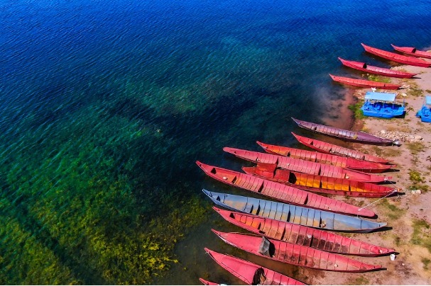 Fuxian Lake gleams with glamour of fairyland