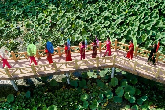 Holiday consumption boosts expansion hopes