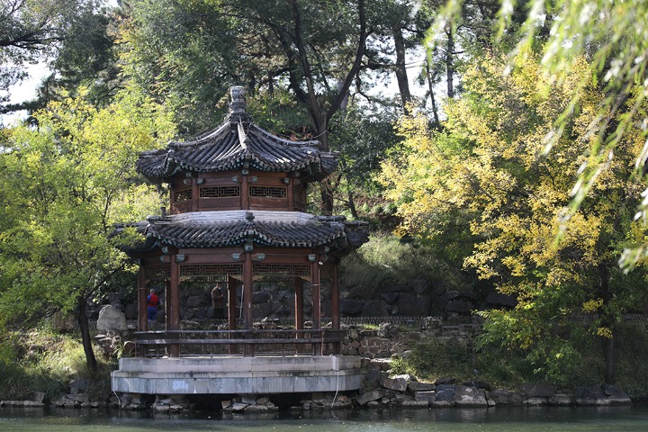 Imperial mountain resort exudes autumnal charm in N China