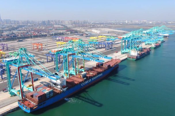 Zero-carbon dock begins operations in Tianjin