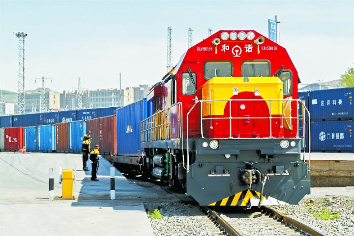 Xinjiang border port handles 4,900 China-Europe freight trains
