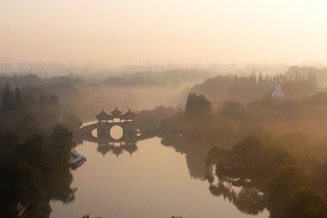 Famed lake shrouded in mist in E China