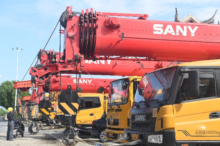 Chinese crawler crane breaks world lifting record