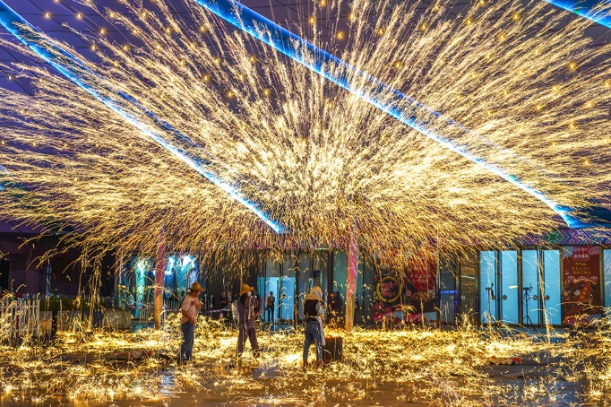 Traditional fireworks show presented in S China