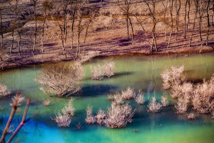 Colors of Hubei's Yujiang River turn vibrant
