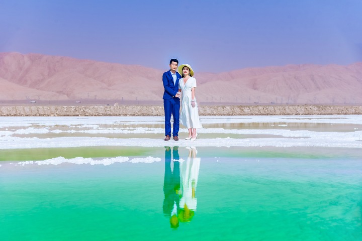 Artificial salt lake resembles jadeite in NW China