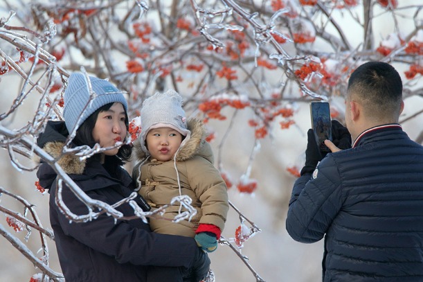 Icicles draw local residents for photo ops in NE China