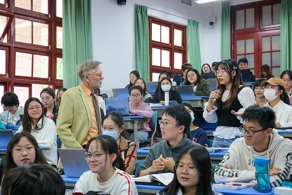US professor gives special political lecture to college students