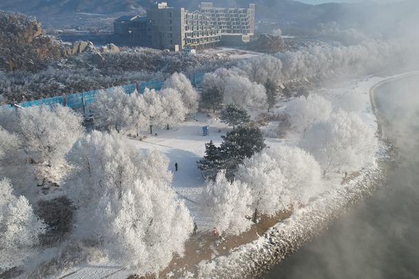 Riverside rime landscape resembles fairyland in NE China