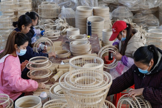 China's central bank cuts relending rates for agriculture, small firms