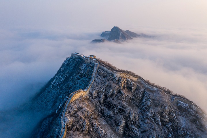 Breathtaking cloud sea appears at Great Wall in Beijing
