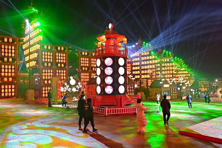 Tourist area lights up to celebrate New Year in E China