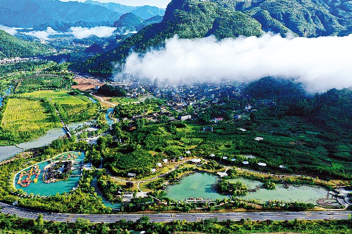 Village draws urban visitors with Tujia culture