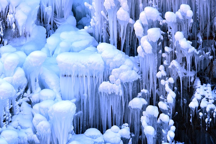 Ice waterfall forms in western Beijing