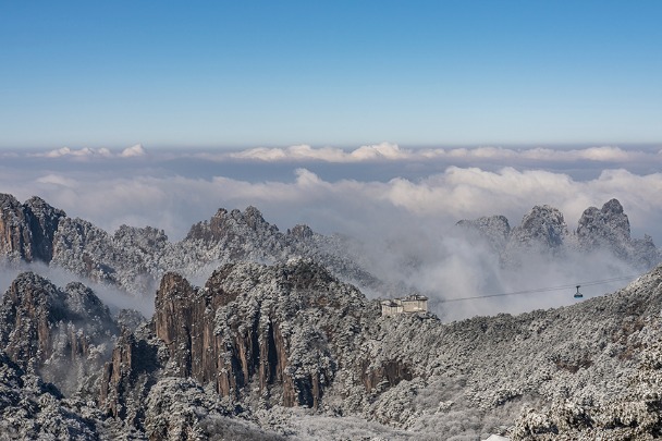 Anhui mountain welcomes first snow of 2022