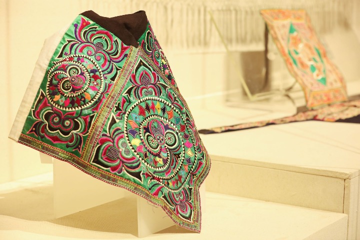 Ethnic costumes, accessories along the Yangtze River on exhibit in Wuhan