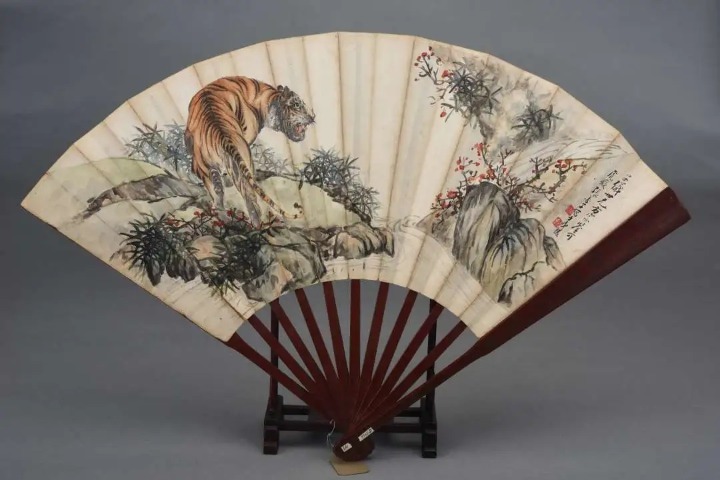 A cool and pretty fan collection in Wuhan exhibit