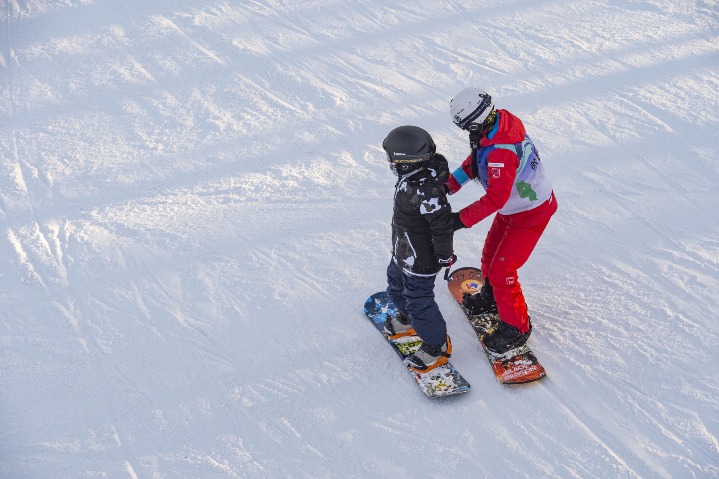Ice-snow consumption booms in China's warm south