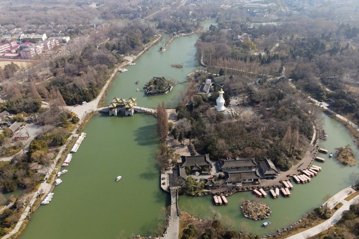 Slender West Lake is one pleasant scenery in the spring