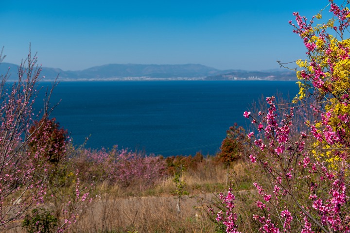 Pretty lakeside scenery in Yunnan