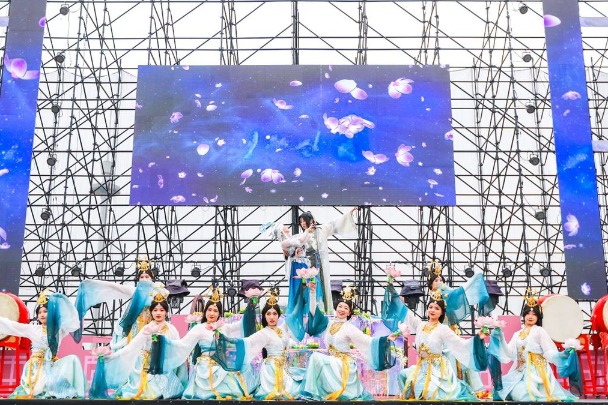 Festival highlighting traditional Chinese culture opens at Wuhan’s theme park