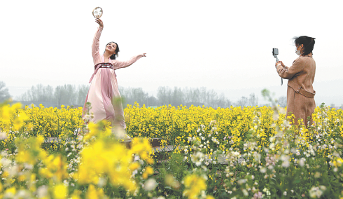 Holidaymakers choose short trips amid outbreak of virus