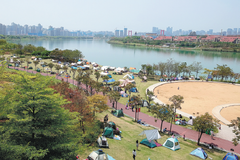 Holiday travelers embrace hometown charms