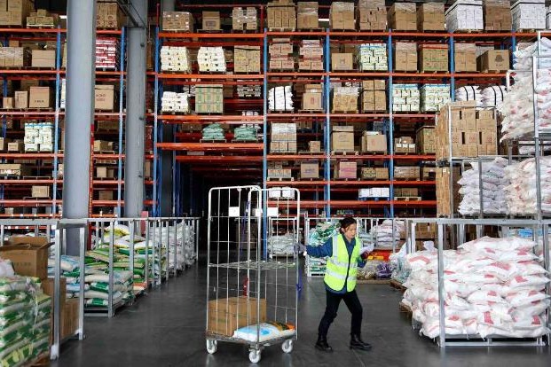 China's e-commerce logistics sector reports moderate contraction