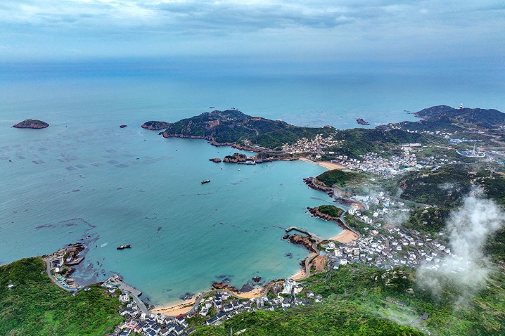 Mussel farming island in Zhejiang shrouded in mist
