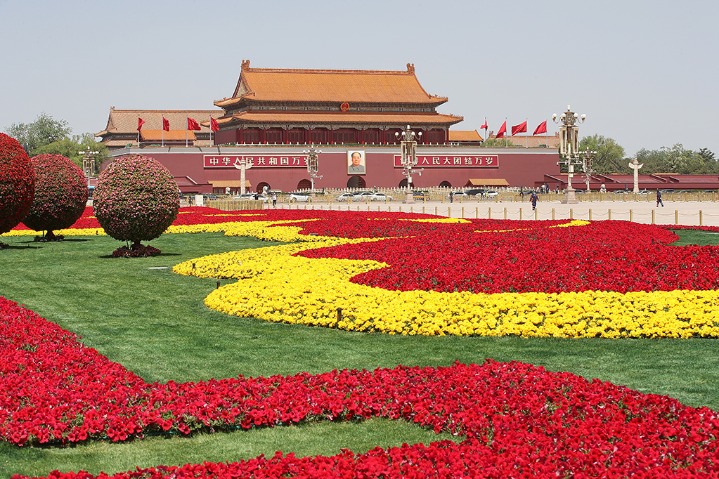 Tian’anmen Square decorated with flower beds to welcome holiday visitors