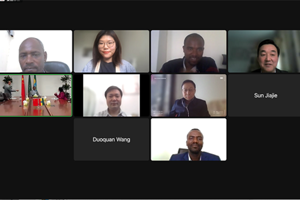 Zhou Xiaonong meets with Ethiopian ambassador to China