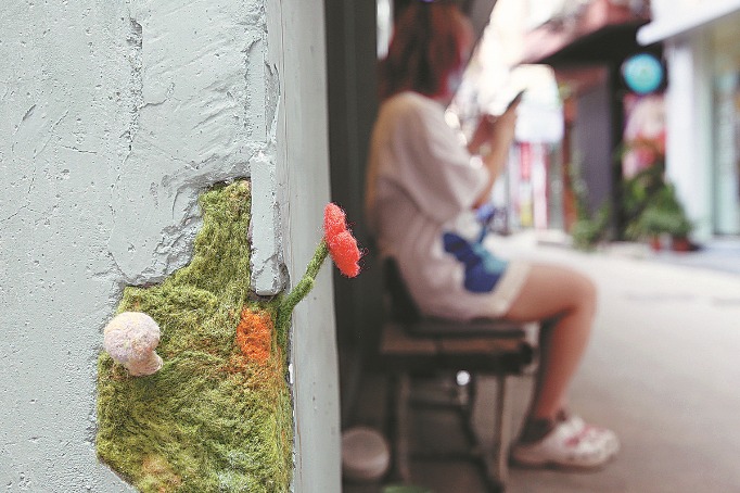 Felt flowers help smooth over cracks