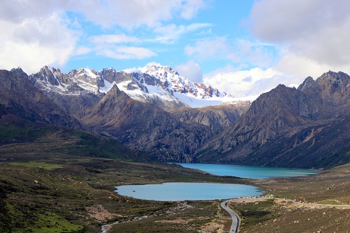 Snow-capped mountains surrounded by sea of clouds in Sichuan