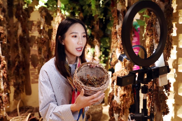 China's mid-year online shopping bonanza paves way for consumption recovery