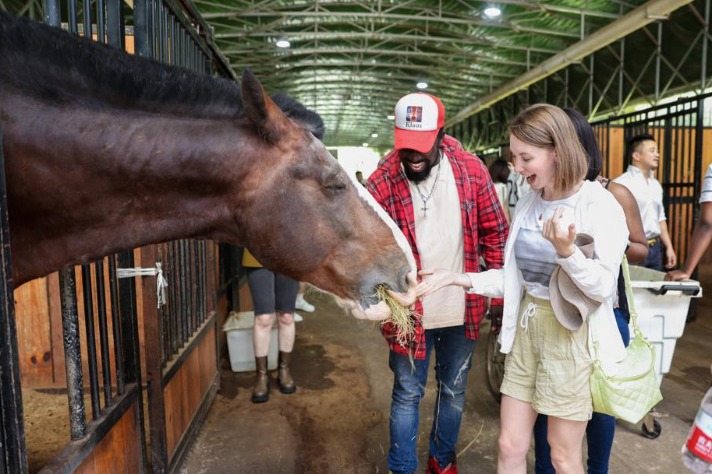 Expats enjoy leisure tourism in Shaoxing