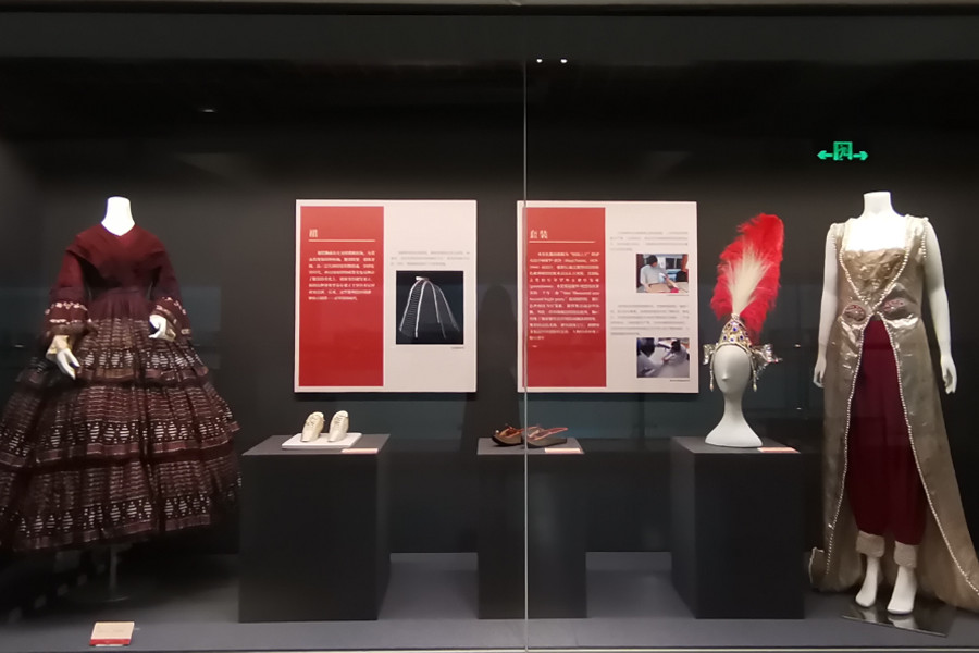 Zhejiang exhibit presents restoration and conservation of textiles