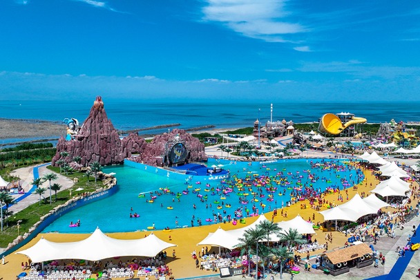 Xinjiang Bosten Lake draws tourists in summer