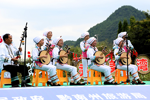 The Eight-Tone Sitting Singing Performance of the Bouyei people