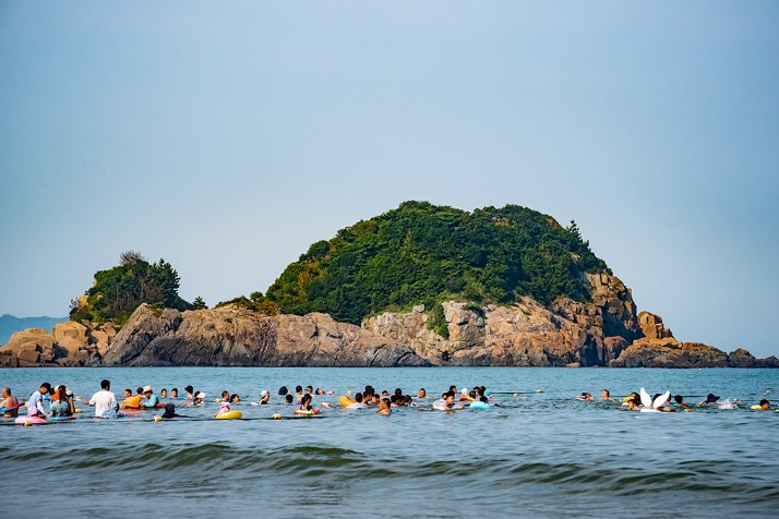 Zhejiang national park draws tourists during summer holiday
