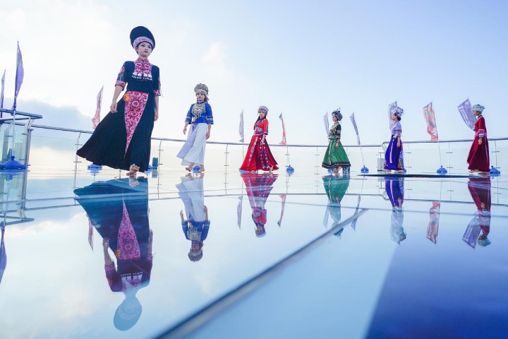 Hunan holds fashion show high above ground
