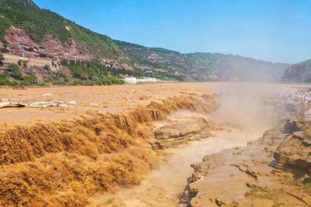 Hukou Waterfall thundering