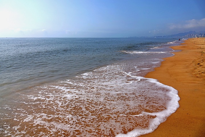 Lingshan Bay boasts alluring summer scene