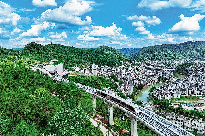 Maglev line opens to tourists in Fenghuang