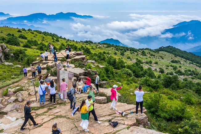 Clouds, green forests draw tourists to Lishan scenic area in Shanxi
