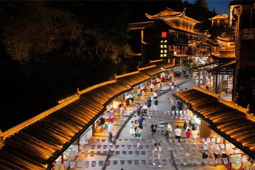 Chongqing springs to life on summer nights