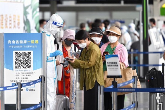 More than 70,000 tourists exit Hainan