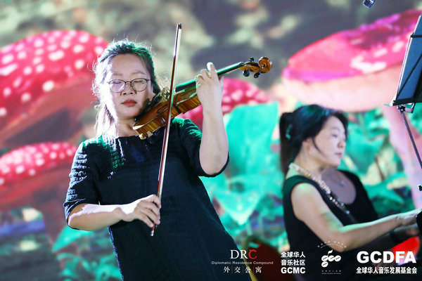 Outdoor concert in Beijing unites a neighborhood