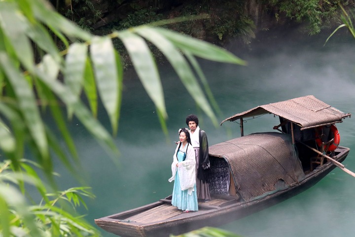 Expats wearing hanfu tour Sanxia Family scenic area