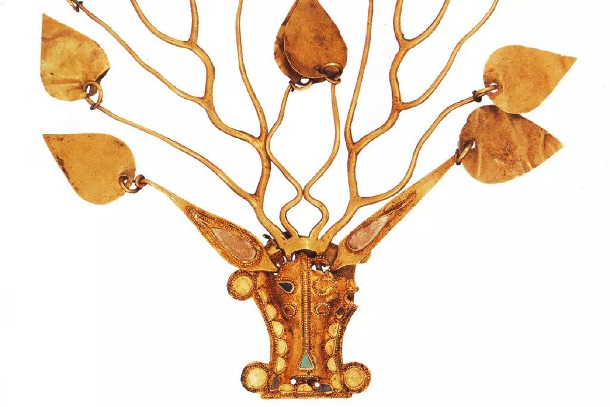 Gold hairpin with Xianbei features in museum collection