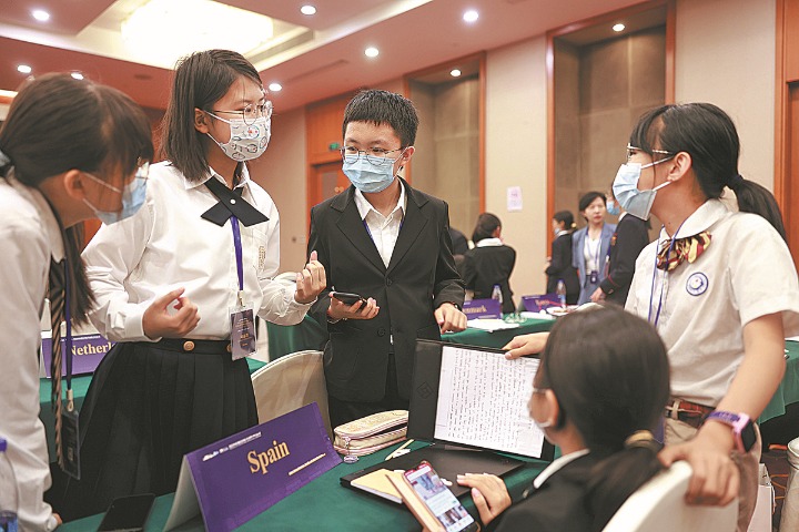 Young 'diplomats' discuss global challenges